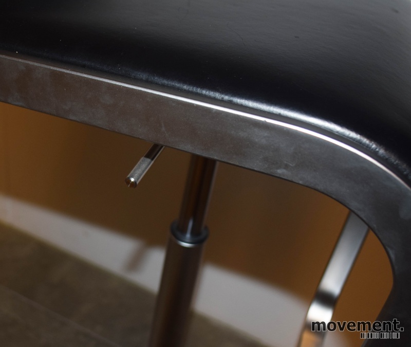 La Palma Lem Stool, høydejusterbarbarkrakk i sort skinn La Palma Lem Stool, høydejusterbarbarkrakk i sort skinn