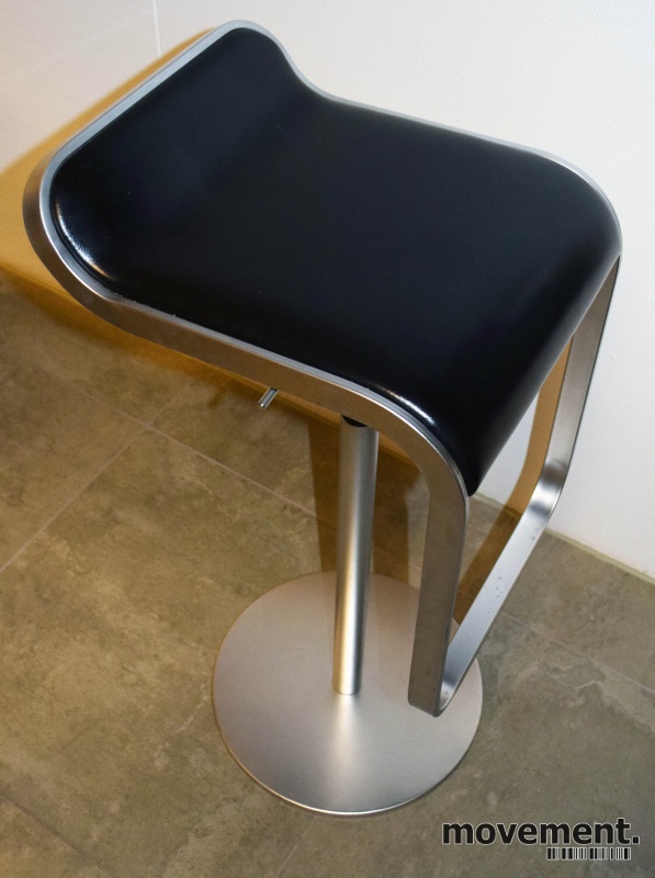 La Palma Lem Stool, høydejusterbarbarkrakk i sort skinn La Palma Lem Stool, høydejusterbarbarkrakk i sort skinn