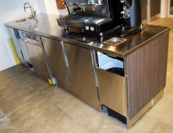 Stor arbeidsbenk / kaffebar i rustfritt stål fra Nicro, 288cm bredde, fronter i grå eik, pent brukt