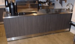 Stor arbeidsbenk / kaffebar i rustfritt stål fra Nicro, 288cm bredde, fronter i grå eik, pent brukt