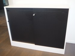 Horreds skyvedørsskap / ringpermreol med 2 permhøyer i hvitt/sort eik, LINK-serie, 120cm bredde, pent brukt