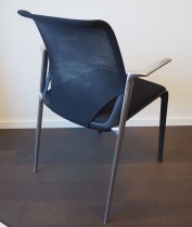 Konferansestol i sort / polert aluminium fra Vitra, modell MedaSlim, design: Alberto Meda, kan stables, brukt med slitasje