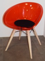 Loungestol i rød akryl, ben i lys eik fra Pedrali, modell Gliss Wood 904, pent brukt