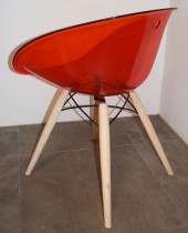 Loungestol i rød akryl, ben i lys eik fra Pedrali, modell Gliss Wood 904, pent brukt