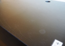 Skrivebord med elektrisk hevsenk i sort eik / sort fra Horreds, 180x90cm, pent brukt