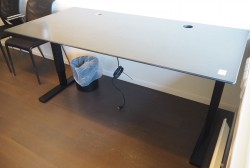 Skrivebord med elektrisk hevsenk i sort eik / sort fra Horreds, 180x90cm, pent brukt
