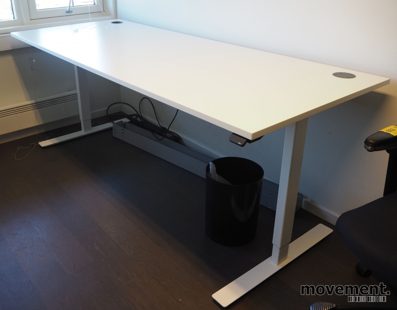 Solgt!Skrivebord med elektrisk hevsenk i - 1 / 4