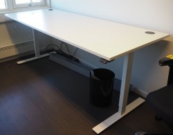 Skrivebord med elektrisk hevsenk i hvitt / hvitt understell fra Linak, 200x80cm, pent brukt