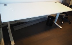 Skrivebord med elektrisk hevsenk i hvitt / hvitt understell fra Linak, 200x80cm, pent brukt