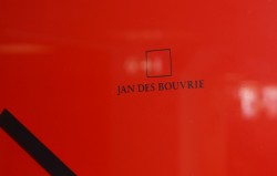 Veggklokke / veggur i rødt fra Jan Des Bouvrie, Ø=X, pent brukt