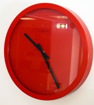 Veggklokke / veggur i rødt fra Jan Des Bouvrie, Ø=X, pent brukt