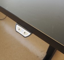 Skrivebord med elektrisk hevsenk i sort fra EFG, 200x120cm, venstreløsning, pent brukt