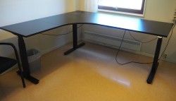 Hjørneløsning / skrivebord med elektrisk hevsenk i sort fra EFG, 200x180cm venstreløsning, pent brukt 2017-modell