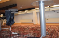 Møtebord i grått/mørkegrått, understell i grått, 420x114cm, passer 14-16 personer, pent brukt