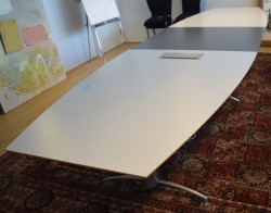 Møtebord i grått/mørkegrått, understell i grått, 420x114cm, passer 14-16 personer, pent brukt