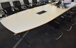 Stort møtebord i hvitt / krom, 530x120cm, passer 16-20 personer, pent brukt