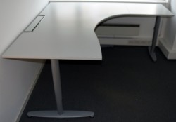 Kinnarps hjørneløsning skrivebord i lys grå, 200x180cm, sving på høyre side, T-serie, pent brukt