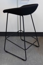 Barkrakk / barstol i sort fra HAY, About a stool, sete i sort stoff, sort metallunderstell, sittehøyde 65cm, pent brukt