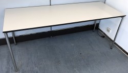 Kompakt møtebord / kantinebord fra Dencon i hvitt med sort kant, sammenleggbart, 180x70cm, pent brukt