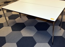 Kompakt møtebord / kantinebord fra Dencon i hvitt med sort kant, sammenleggbart, 180x70cm, pent brukt