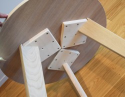 Lavt loungebord / kaffebord, eik finer plate, heltre eik ben, Ø=60cm, 45cm høyde, pent brukt