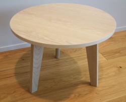 Lavt loungebord / kaffebord, eik finer plate, heltre eik ben, Ø=60cm, 45cm høyde, pent brukt