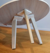 Loungebord / kaffebord fra Grande, eik finer plate, heltre eik ben, Ø=79cm, 47cm høyde, pent brukt