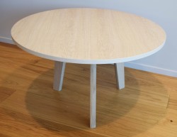 Loungebord / kaffebord fra Grande, eik finer plate, heltre eik ben, Ø=79cm, 47cm høyde, pent brukt