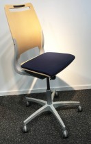 Enkel kontorstol fra Kinnarps, modell Xact i blått/bøk, grått understell, pent brukt