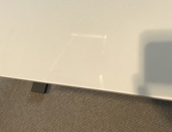 Skrivebord med elektrisk hevsenk fra Kinnarps, beige bordplate, sort understell, 160x80cm, pent brukt