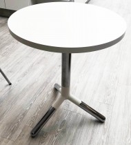 Loungebord / sofabord / kaffebord i hvitt / krom fra Materia, modell Obi, Ø=60cm, H=72cm, pent brukt