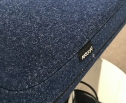 Loungestol / laptopstol fra Materia, modell Clip, i blått stoff, 64cm bredde, pent brukt