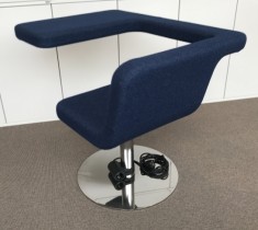 Loungestol / laptopstol fra Materia, modell Clip, i blått stoff, 64cm bredde, pent brukt