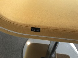 Loungestol / laptopstol fra Materia, modell Clip, i gult stoff, 64cm bredde, pent brukt