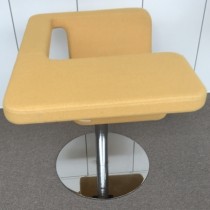 Loungestol / laptopstol fra Materia, modell Clip, i gult stoff, 64cm bredde, pent brukt