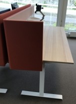 Skrivebord elektrisk hevsenk, Kinnarps, eik laminat bordplate, hvitt understell, rosa vegg, 180x80cm, pent brukt