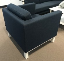 Kinnarps Scandinavia loungestol / 1-seter i mørkeblått stoff, hvite ben, bredde 83cm, pent brukt
