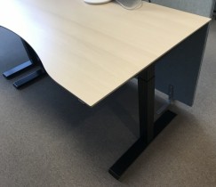 Skrivebord elektrisk hevsenk, Kinnarps, eik laminat bordplate, sort understell, 160x90cm, 119maxh, pent brukt