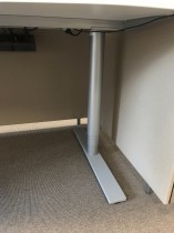 Skrivebord elektrisk hevsenk, Kinnarps, hvit bordplate, grått understell, 160x90cm, pent brukt