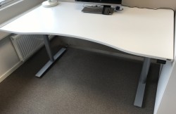 Skrivebord elektrisk hevsenk, Kinnarps, hvit bordplate, grått understell, 160x90cm, pent brukt