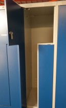 Garderobeskap i stål med Z-dører i lys grå / blå dører, 6 rom. 120cm bredde, 55cm dybde, 174cm høyde, pent brukt