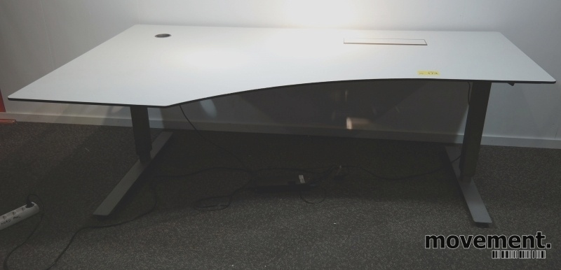 Solgt!Skrivebord med elektrisk hevsenk i - 1 / 4