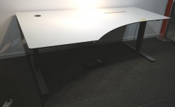 Skrivebord med elektrisk hevsenk i hvitt / grått fra EFG, 200x120cm, venstreløsning, pent brukt