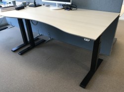 Skrivebord elektrisk hevsenk, Kinnarps, eik laminat bordplate, sort understell, 160x90cm, 127maxh, pent brukt