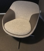 Loungestol fra Materia, modell Pax, kryssfot i krom, beige stofftrekk med detaljer i skinn, pent brukt