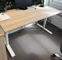 Skrivebord med elektrisk hevsenk, Kinnarps Oberon, eik laminat bordplate, hvitt understell, 160x80cm, pent brukt