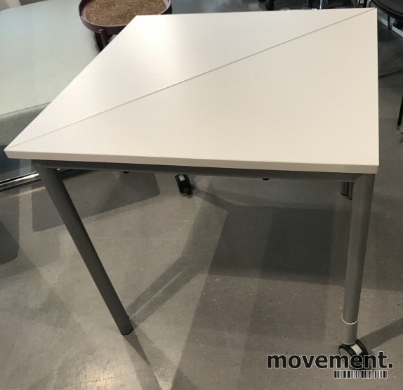 Solgt!Lite trekantbord i lys grå laminat - 2 / 2