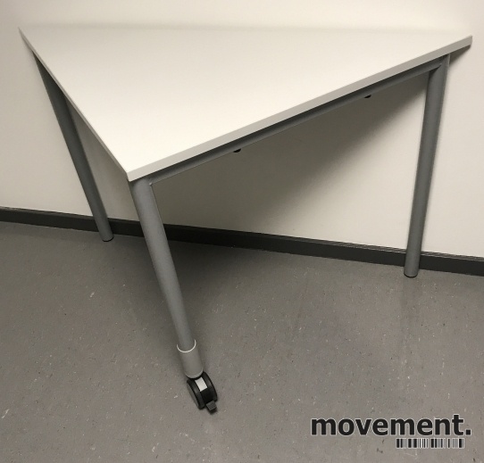 Solgt!Lite trekantbord i lys grå laminat - 1 / 2