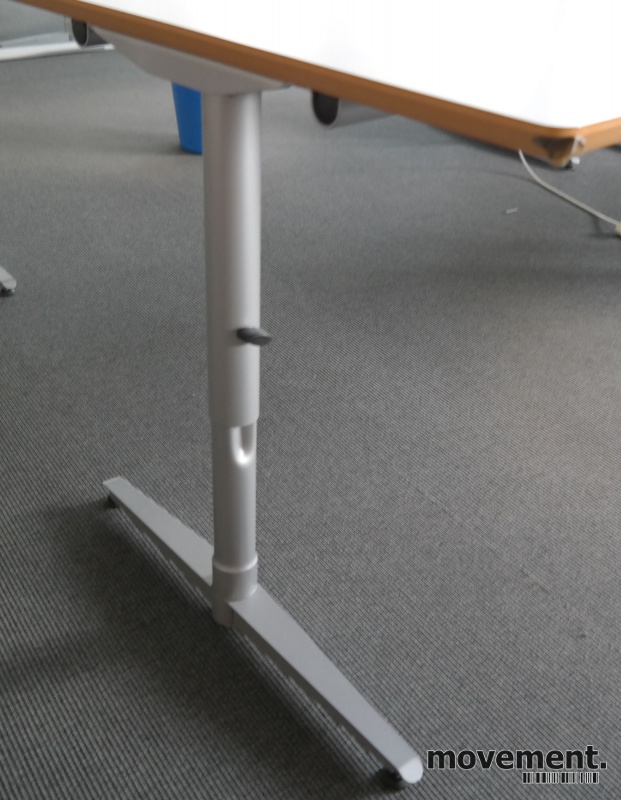 Solgt!Skrivebord i lys grå HPL, forkant i - 3 / 4