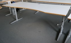 Skrivebord i lys grå HPL, forkant i lakkert MDF fra Edsbyn, 200x90cm, mavebue, pent brukt